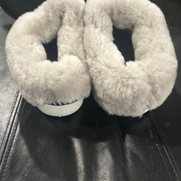 OluKai Women's Real Fur From Sheep Cuff Slip-On Slippers - Light Gray NWOT - Picture 4 of 9
